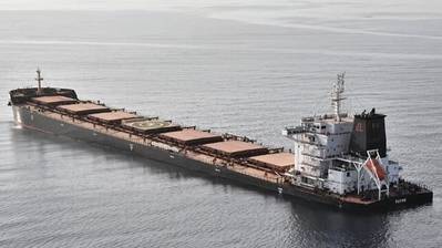 Αυτή η φωτογραφία που κοινοποιήθηκε ευρέως στα μέσα κοινωνικής δικτύωσης δείχνει το bulk carrier Tutor αφού χτυπήθηκε από τους Houthis που ευθυγραμμίζονται με το Ιράν στην Ερυθρά Θάλασσα (Φωτογραφία: social media)