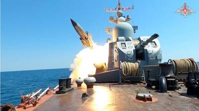 Μια ακίνητη εικόνα από ένα βίντεο, που κυκλοφόρησε το υπουργείο Άμυνας της Ρωσίας, δείχνει αυτό που είπε ότι ήταν το κατευθυνόμενο πυραυλικό πλοίο Ivanovets που εκτοξεύει έναν πύραυλο κατά τη διάρκεια ασκήσεων στη Μαύρη Θάλασσα, σε αυτή την εικόνα που λαμβάνεται από βίντεο που κυκλοφόρησε στις 21 Ιουλίου 2023. (Φωτογραφία: Υπουργείο Άμυνας της Ρωσίας)