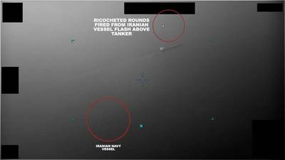 Στιγμιότυπο βίντεο που καταγράφηκε από σκάφος του ιρανικού πολεμικού ναυτικού να εκτοξεύει πολλαπλές ριπές βολών από φορητά όπλα και όπλα που εξυπηρετούνται από το πλήρωμα κατά τη διάρκεια μιας προσπάθειας παράνομης κατάληψης του εμπορικού δεξαμενόπλοιου στον Κόλπο του Ομάν, 5 Ιουλίου 2023. (Φωτογραφία: Ναυτικό των ΗΠΑ)