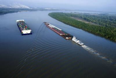 Η έννοια Container on Barge πλοίο που βρίσκεται σε εξέλιξη στα αριστερά.