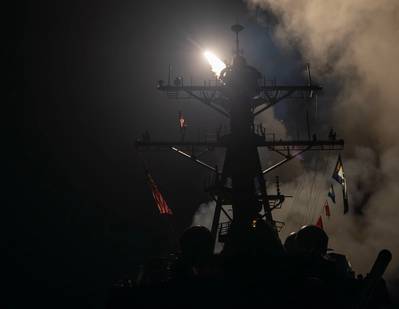 Το αντιτορπιλικό κατευθυνόμενων πυραύλων USS Gravely (DDG 107) εκτοξεύει πυραύλους Tomahawk Land Attack ως απάντηση στην αυξημένη κακοήθη συμπεριφορά των Χούτι που υποστηρίζονται από το Ιράν στην Ερυθρά Θάλασσα, στις 12 Ιανουαρίου 2024. (Πηγή: Ναυτικό των ΗΠΑ)