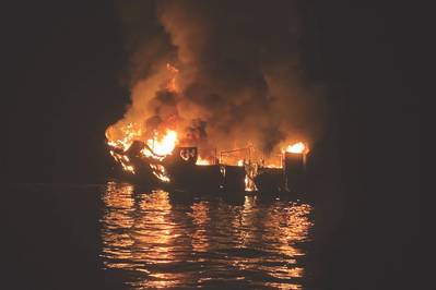 Το καταδυτικό σκάφος Η σύλληψη καίγεται στα ανοικτά των ακτών του νησιού της Σάντα Κρουζ στις 2 Σεπτεμβρίου 2019. (Φωτογραφία που κυκλοφόρησε από το Γραφείο της Sheriff της Santa Barbara)