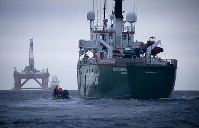 تتبع سفينة غرينبيس Arctic Sunrise منصة حفر Transocean المستأجرة BP Paul B Loyd Jr في طريقها إلى حقل Vorlich في بحر الشمال. تطالب مجموعة النشاط البيئي بي بي بوقف التنقيب عن النفط الجديد. (© غرين بيس / جيري رزاك)