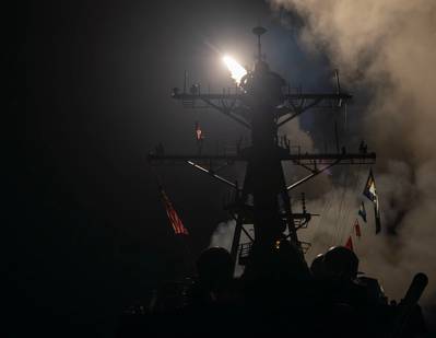 تطلق مدمرة الصواريخ الموجهة USS Gravely (DDG 107) صواريخ توماهوك للهجوم الأرضي ردًا على السلوك الخبيث للحوثيين المدعومين من إيران في البحر الأحمر في 12 يناير 2024. (المصدر: البحرية الأمريكية)