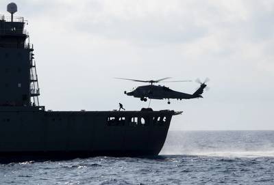 جنوب الصين (7 مايو ، 2019) طائرة هليكوبتر من طراز MH-60R Sea Hawk تم تخصيصها لـ "Easyriders" من سرب طائرات الهليكوبتر Maritime Strike (HSM) 37 ، مفرزة 1 ، تلتقط منصات نقالة من أسطول القيادة العسكرية للتجديد البحري -AO 200) خلال عملية تجديد في البحر مع مدمرة صواريخ موجهة من طراز Arleigh Burke-USS Preble (DDG 88). تم نشر شركة Preble في منطقة عمليات الأسطول الأمريكي السابع لدعم الأمن والاستقرار في منطقة المحيط الهادئ الهندية. (الصورة البحرية الأمريكية