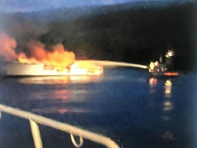 صورة لخفر السواحل الأميركي من المستجيبين المحليين يقاتلون النار على متن مفهوم.