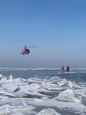 طائرة هليكوبتر من محطة خفر السواحل الجوية ديترويت تساعد في إنقاذ 46 شخصًا من طوف جليدي بالقرب من جزيرة كاتوابا ، 9 مارس ، 2019. تم إنقاذ 46 شخصًا من قبل خفر السواحل والهيئات المحلية بعد أن اندلعت طافية جليدية خالية من الأرض. (صورة لخفر السواحل الأمريكي)
