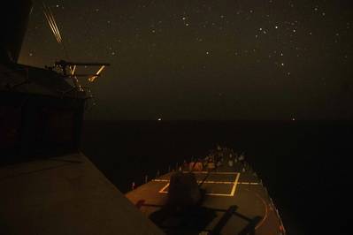 مدمرة الصواريخ الموجهة من طراز Arleigh Burke USS Mason (DDG 87) تعبر مضيق باب المندب، في 8 أبريل. تصوير: ضابط الصف الثاني كالفين كيه، البحرية الأمريكية