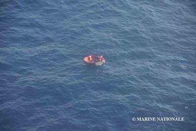 وكان ثلاثة من أفراد طاقم السفينة بوربون رود البالغ عددهم 14 فرداً في قارب نجاة وتم إنقاذهم يوم السبت. يبحث المستجيبون عن 11 ما زالوا مفقودين. (الصورة: البحرية الوطنية)