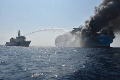 يخوض حرس السواحل الهندي حريقًا على متن السفينة ميرسك هونام في وقت سابق من هذا الشهر (تصوير: حرس السواحل الهندي)