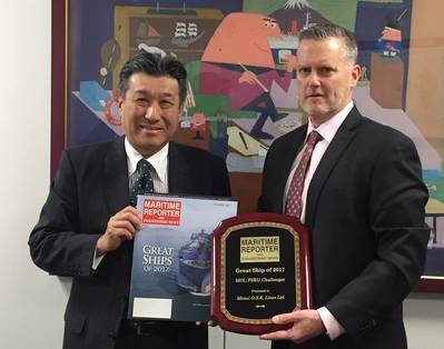 श्री योशिकाज़ु कौवागो, मुख्य तकनीकी अधिकारी, मित्सुई ओएसके लाइनें ग्रेग ट्राथवेन, समुद्री रिपोर्टर और इंजीनियरिंग न्यूज से "ग्रेट शिप ऑफ़ 2017" पुरस्कार स्वीकार करते हैं।