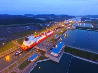 パナマ運河は、1日で4本のLNG船を輸送し、水路のための最初の標識となった。 （写真：パナマ運河局）