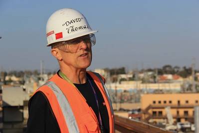 与David M. Thomas一对一，站在BAE系统圣地亚哥造船厂服务的两个干船坞之一的翼墙上。照片：BAE Systems / Maria McGregor