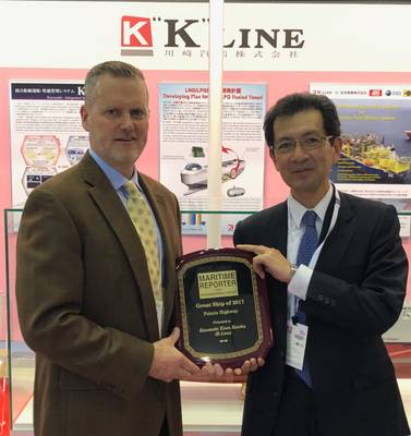 在日本东海展览会上，K Line行政总裁丰中中雄（右）接受海事记者与工程新闻编辑及副发行人Greg Trauthwein颁发的“2017年海船大奖”。 （照片：罗布霍华德）