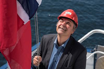 海上輸送と航海の局長Olav Akselsenは、旗の授賞式の際にノルウェーの旗を揚げる（写真：Helga Maria Sulen Sund /Sjøfartsdirektoratet）