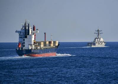 航行の自由: 誘導ミサイル駆逐艦ラッセン (DDG 82) がホルムズ海峡を通って商船トマホークを護衛します。 （米国海軍写真：マスコミュニケーションスペシャリスト2等マイケル・H・リーマン/リリース済み）