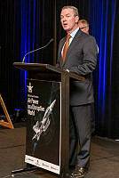 防衛産業大臣Christopher Pyne礼儀SGT Rodney Welch /オーストラリアの空軍
