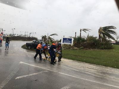在飓风多利安期间，海岸警卫队人员帮助巴伐利亚的一名病人。海岸警卫队正在支持巴哈马国家紧急事务管理局和皇家巴哈马国防军的飓风响应工作。 （海岸警卫队照片）
