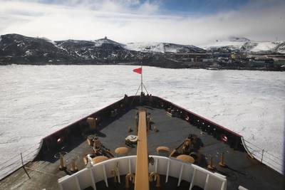 米国沿岸警備隊カッターの極星が、2020年1月16日、南極大陸のマクマード基地の氷の桟橋近くで氷を砕きます。 （米国沿岸警備隊の写真NyxoLyno Cangemi）