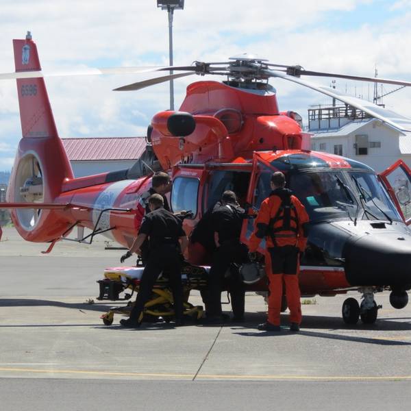 2018年7月10日，海岸警卫队救援人员将一名反应迅速的人员转移到当地紧急医疗服务人员后，将他送回胡安德富卡海峡附近的水中。（照片：美国海岸警卫队）