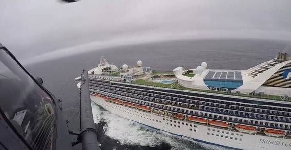 A 129a ala de resgate da Guarda Nacional da Califórnia entrega kits de teste Covid-19 para o navio de cruzeiro Grand Princess na costa da Califórnia. (Imagem: Guarda Nacional Aérea dos EUA / Jimmy Ford)