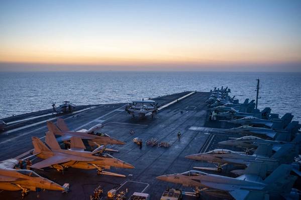 2023 年 11 月 5 日，美国海军德怀特·D·艾森豪威尔号航空母舰 (CVN 69) 在红海。（照片：尼古拉斯·罗德里格斯/美国海军）