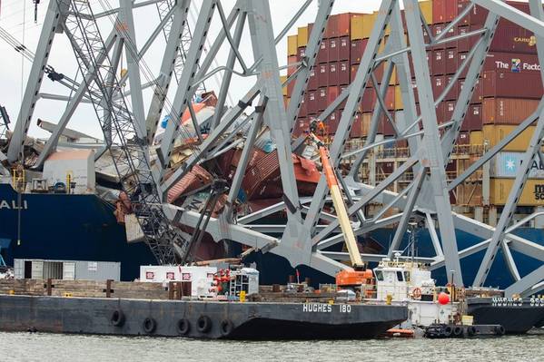 Bergungspersonal bereitet Ladungen für die anstehenden Präzisionsschnitte vor, um Abschnitt 4 von der Backbordseite des Buges des Containerschiffs Dali am 7. Mai 2024 zu entfernen (Foto: Christopher Rosario / USACE)