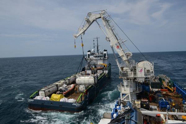 Besatzungen an Bord der M / V SHELIA BORDELON entladen mehr als 450.000 Gallonen Öl aus dem 30 Meilen vor Shinnecock gelegenen Schiffswrack in Coimbra. Die Mitarbeiter der Küstenwache in NYUS entdeckten bei Vor-Ort-Untersuchungen der Coimbra im Mai 2019 eine erhebliche Menge Öl in Fracht- und Kraftstofftanks. ( US Coast Guard Foto von Michael Himes)