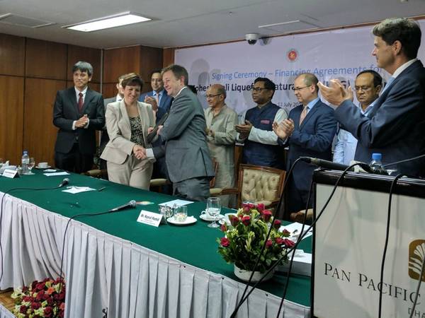 El CFO de Excelerate Nick Bedford y representantes de IFC, el gobierno bangladeshí, Petrobangla y los prestamistas de proyectos en la ceremonia de firma en Dhaka en el verano de 2017. IFC, miembro del Grupo del Banco Mundial, y Excelerate Energy Bangladesh Limited (Excelerate) son co -desarrollo del proyecto de GNL flotante Moheshkhali - primer terminal de importación de gas natural licuado (GNL) de Bangladesh. (Imagen: Excelerate)