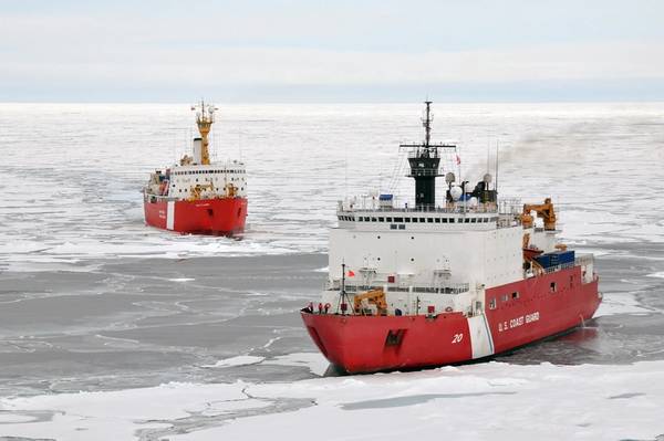 Το Canadian Coast Guard Ship Louis S. St-Laurent κάνει μια προσέγγιση στο Coast Cutter Healy στον Αρκτικό Ωκεανό, στις 5 Σεπτεμβρίου. Τα δύο πλοία συμμετέχουν σε μια πολυετή, πολυεθνική έρευνα της Αρκτικής που θα βοηθήσει στην τη βορειοαμερικανική υφαλοκρηπίδα. (Φωτογραφία από ασήμαντο υπάλληλο 3ης τάξης Patrick Kelley)