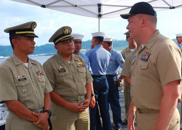 Cmdr. Troy Amundson (rechts) im Jahr 2010 (US Navy Foto von Jessica Bidwell)