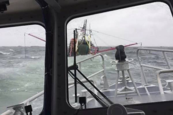 Crewmitglieder von Coast Guard Station New London an Bord eines 45-Fuß-Response Boat-Medium nähern sich einem 55-Fuß-Fischereifahrzeug in der Nähe von Fishers Island, New York, Sonntag, 10. März 2019. Die Personen wurden innerhalb einer Minute nach Verlassen des Schiffes abgeholt . (Foto von Petty Officer 3. Klasse Steven Strohmaier, mit freundlicher Genehmigung von Station New London)