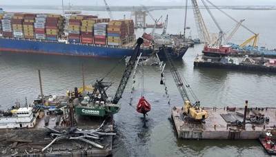 Dale Pyatt, de Cashman, trabajando con la trituradora The Pulverizer de Sterling Equipment; al fondo se ven las locomotoras Weeks 533 y Chesapeake 100. Foto cortesía del Departamento de Defensa/DVIDS.