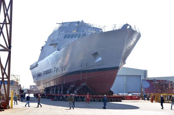 Das zukünftige Küstenkampfschiff USS Indianapolis (LCS 17) wird von einer Indoor-Produktionsstätte in Marinette, Wisconsin, zu den Abschussrampen verlegt, um den Start am 14. April in den Menomenee River vorzubereiten. (US Navy Foto mit freundlicher Genehmigung von Marinette Marine von Val Ihde)