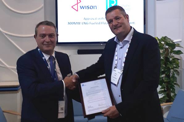 David Barrow, kaufmännischer Direktor von LR - Marine & Offshore, präsentiert die AiP Maarten Spilker, Wison Solutions Director bei Gastech diese Woche in Barcelona. (Foto: Lloyds Register)