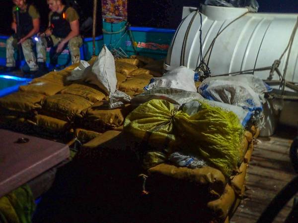 Der Lenkflugkörper-Zerstörer USS Chung-Hoon (DDG 93) beschlagnahmte an Bord eines zustandslosen Schiffes 11.000 Pfund illegale Drogen, während er in den internationalen Gewässern des Golfs von Aden Seesicherheitsoperationen durchführte. Chung-Hoon wird im fünften US-amerikanischen Flottengebiet eingesetzt, um Marineoperationen zu unterstützen, um die Stabilität und Sicherheit der Seeschifffahrt in der Zentralregion zu gewährleisten. Sie verbindet das Mittelmeer und den Pazifik über den westlichen Indischen Ozean und drei strategische Drosselstellen. (US Navy / Relea