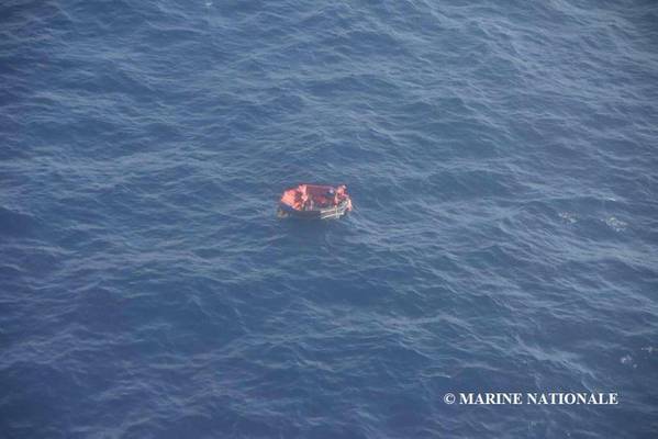 Drei der 14 Besatzungsmitglieder von Bourbon Rhode befanden sich in einem Rettungsboot und wurden am Samstag gerettet. Resonder suchen nach 11, die noch fehlen. (Foto: Marine Nationale)