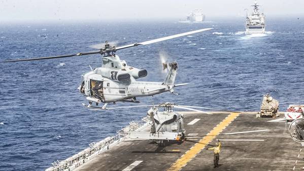 Ein UH-1Y Venom-Hubschrauber der Marine Medium Tiltrotor Squadron (VMM) 163 (Reinforced), 11. Marine Expeditionary Unit (MEU), hebt während eines Transits von Bord des amphibischen Angriffsschiffs USS Boxer (LHD 4) ab. Die Boxer Amphibious Ready Group und die 11. MEU werden im Einsatzgebiet der 5. US-Flotte eingesetzt, um Marineoperationen zu unterstützen und die Stabilität und Sicherheit des Seeverkehrs in der Zentralregion zu gewährleisten, die den Mittelmeerraum und den Pazifik über den Westen miteinander verbindet