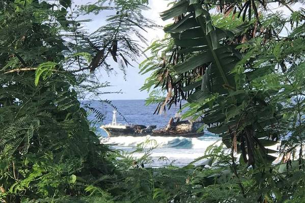 Ein acht Meter langes taiwanesisches Fischereifahrzeug, das auf den Samoainseln gestrandet war, nachdem ein Brand an Bord das Schiff mehr als drei Monate lang im Pazifik treibend zurückgelassen hatte (Foto der US-Küstenwache)