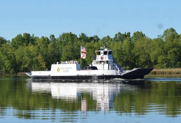 Ferry First Alabama's Gee's Bend Ferry دخلت الخدمة مؤخرًا بعد تحويلها من ديزل ترولي لتصبح أول عبّارة للركاب / السيارات تعمل بالطاقة الكهربائية في الولايات المتحدة وتملكها وزارة النقل في ألاباما (ALDOT) وتديرها شركة HMS Ferries ، قدمت Glosten ومقرها سياتل المفهوم من خلال تصميم العقد والدعم الفني لحوض السفن لتحويل السفينة إلى جميع الكهربائية. صور مجاملة Glosten / ALDOT