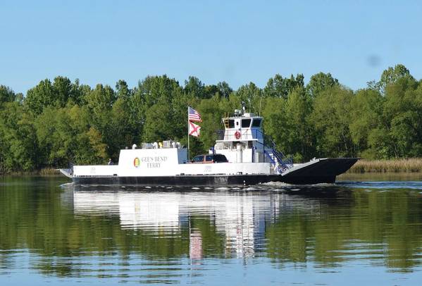 Ferry First Alabama的Gee's Bend Ferry最近从齿轮柴油转换成为美国第一艘零排放电动客运/汽车渡轮，由阿拉巴马州运输部（ALDOT）拥有并由HMS Ferries运营，总部位于西雅图的Glosten通过合同设计和船舶技术支持将船舶转换为全电动设备提供了概念。图片由Glosten / ALDOT提供