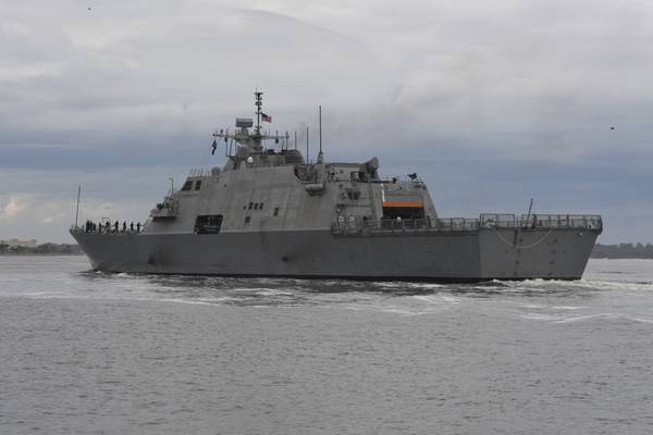 Foto de archivo: barco de combate litoral variante de la libertad, USS Detroit (LCS 7), construido por Fincantieri Marinette Marine (foto de la Marina de los EE. UU. Por Michael Lopez)