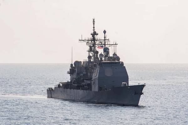 Foto oficial da Marinha dos EUA do cruzador de mísseis guiados da classe Ticonderoga USS Lake Erie (CG 70).