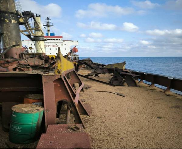 Fotos compartilhadas pela Ucrânia mostram um navio de carga civil danificado, transportando grãos de trigo para o Egito, que foi atingido por um ataque de míssil russo após deixar a fronteira marítima ucraniana no Mar Negro, em meio ao ataque da Rússia à Ucrânia, em 12 de setembro de 2024. (Foto: Serviço de Imprensa Presidencial Ucraniano)