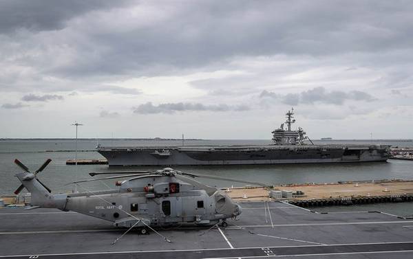 HMS Queen Elizabeth navega em Norfolk, Virgínia (Foto: Marinha Real Britânica)