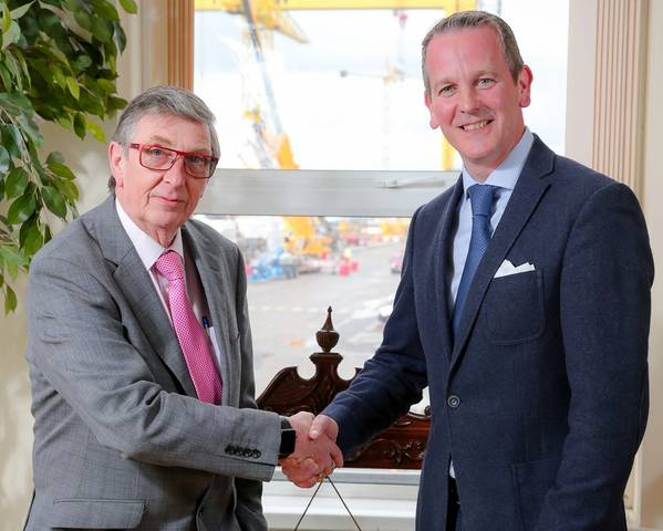 Harland und Wolffs scheidender CEO Robert J Cooper schüttelt seinem Nachfolger Jonathan Guest die Hand (Foto: Harland and Wolff)
