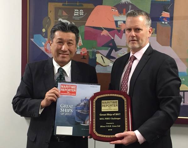 Herr Yoshikazu Kawagoe, technischer Leiter von Mitsui OSK Lines, nimmt die Auszeichnung "Great Ship of 2017" von Greg Trauthwein, Maritime Reporter & Engineering News entgegen.