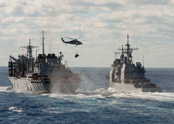 Imagen de archivo: buques de guerra de la Armada de los EE. UU. En curso y en proceso de reabastecimiento en curso. CRÉDITO: Marina de los Estados Unidos