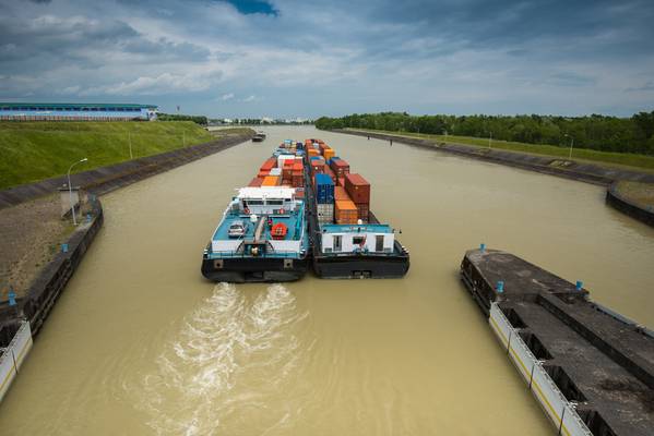 Imagen de archivo: Un movimiento de carga interior en el río Danubio. CREDITO: Adobestock / © digitalstock