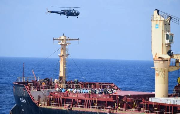 Indische Seestreitkräfte beschlagnahmten den unter maltesischer Flagge fahrenden Massengutfrachter Ruen, der von somalischen Piraten entführt worden war, und retteten 17 Besatzungsmitglieder. Alle 35 Piraten an Bord des Schiffes ergaben sich. (Foto: Indische Marine)